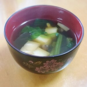 麩としめじとほうれん草のお吸い物